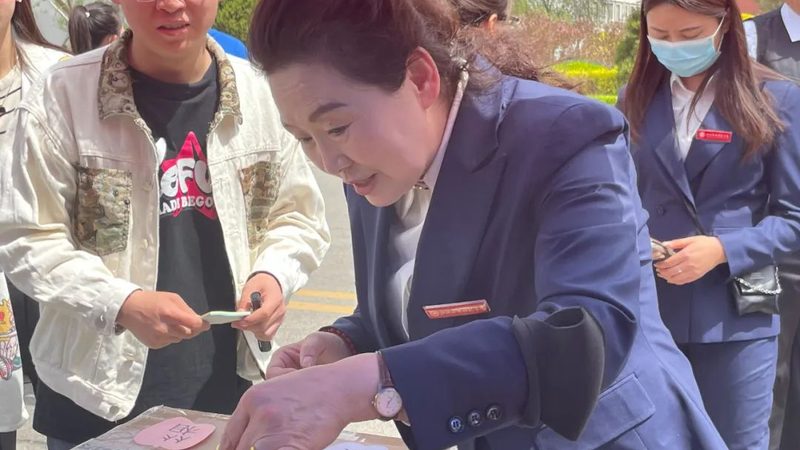 根据以上特点，新手短视频拍摄设备的价格区间大致如下：